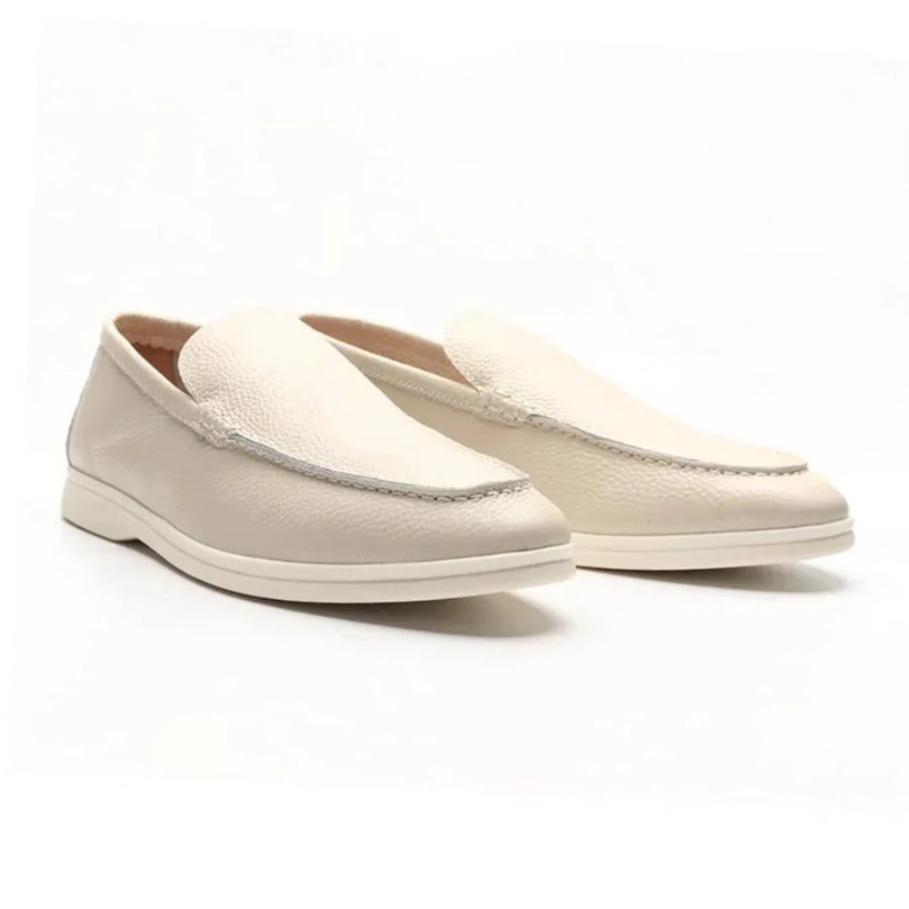 "Govs ādas mokasīni" can be rewritten as "Govs ādas mokasīni apavi" (Cowhide Leather Moccasins).