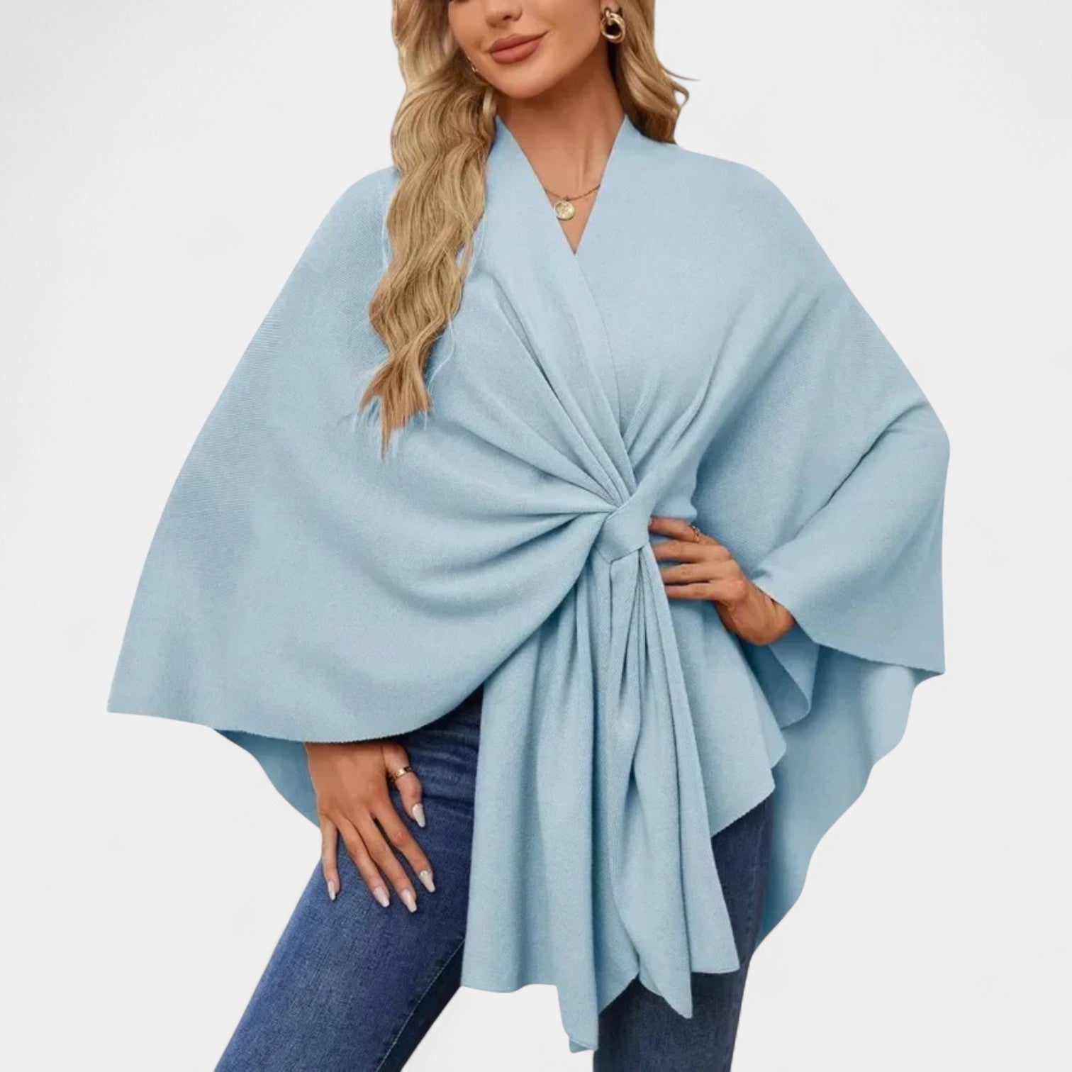 Daniela – Elegants pončo ar maigu kritumu un loku