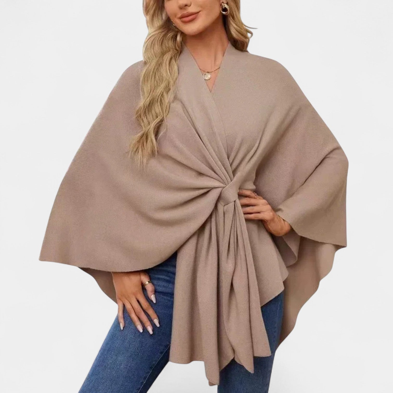 Daniela – Elegants pončo ar maigu kritumu un loku