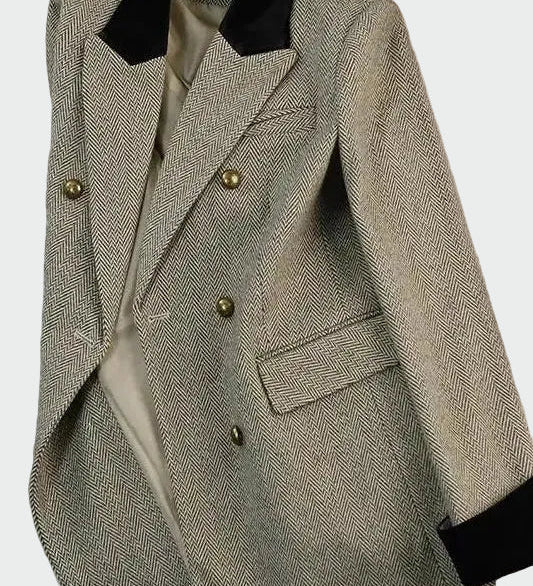 Ester - Куртка с двойной застежкой" может быть переписано как "Ester - Куртка с двойным замком.