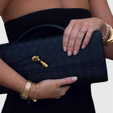 Melanie Clutch ar Zelta Mezglu Akcentiem