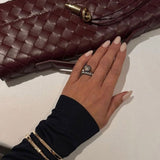 Melanie Clutch ar Zelta Mezglu Akcentiem