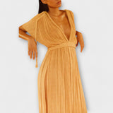"Grieķu stila maxi kimono kleita" can be rewritten as "Maxi kimono kleita ar Grieķu iedvesmu".