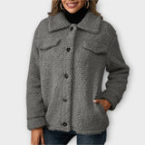 Lūsija - Silts Teddy Mētelis" can be rewritten as "Lūsija - Cozy Teddy Coat.