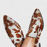 Grecia ādas loafers ar zemu papēdi un smailu purngalu" can be rewritten as "Grecia ādas loafers ar zemu papēdi un elegantu smailu purngalu.