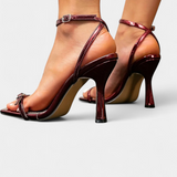 "Kelly Krāsainie Stiletto Papēži ar Potītes Siksniņu" can be rewritten as "Kelly Krāsainie Stiletto Papēži ar Siksniņu Ap Potīti".
