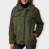 Lūsija - Silts Teddy Mētelis" can be rewritten as "Lūsija - Cozy Teddy Coat.